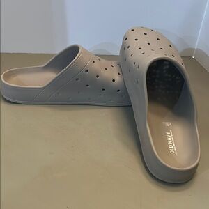 Old Navy Men's Light Gray Slip-On Sandals